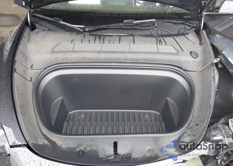 2024 Tesla Model Y Long Range Dual Motor All-Wheel Drive z USA, uszkodzony, nr VIN 7SAYGDEEXRF985242